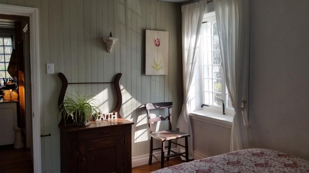 La Maison Ancestrale Guerard Saint-Laurent-de-l'ile d'Orleans Luaran gambar